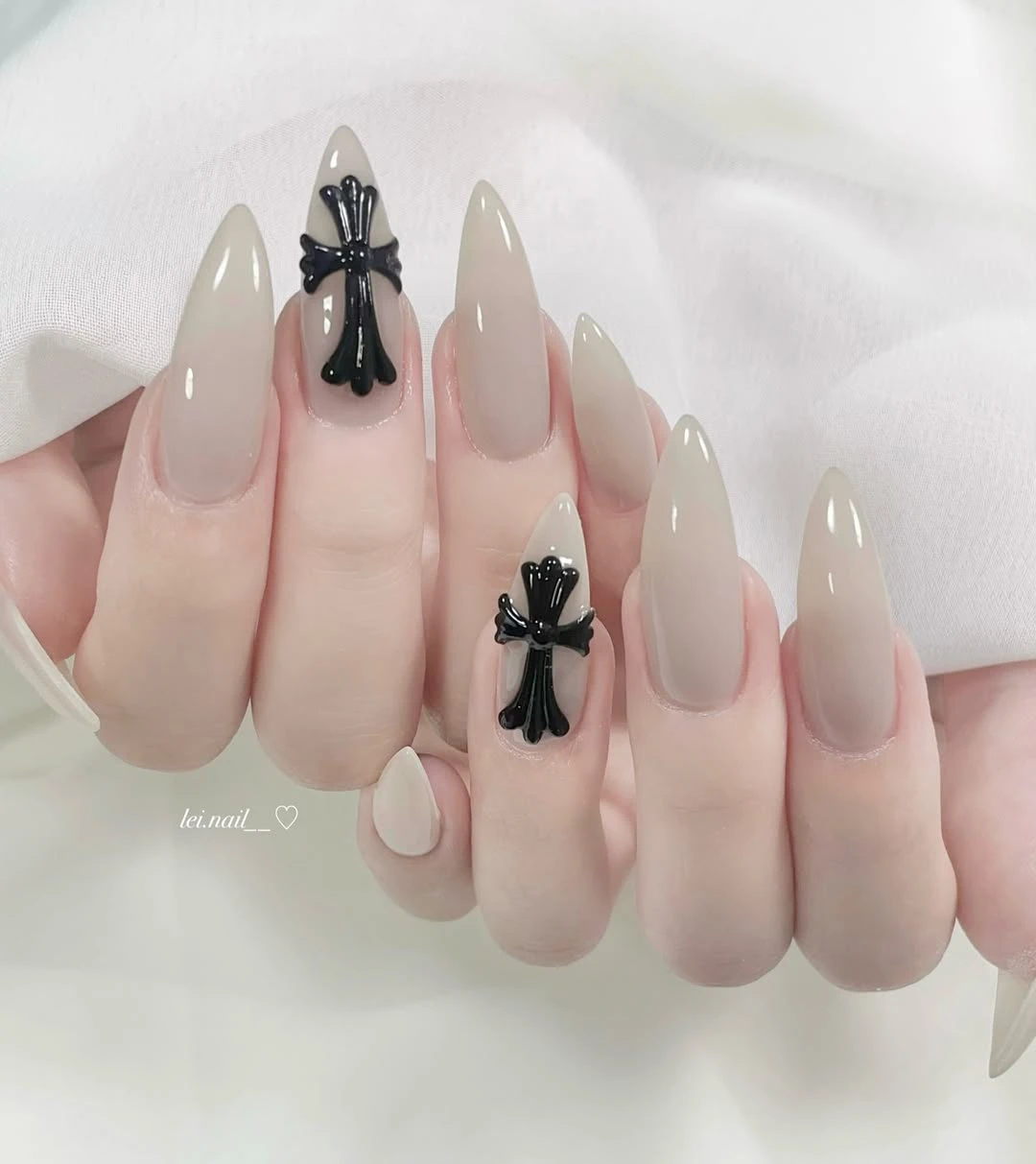黒いリボンを添えたネイル